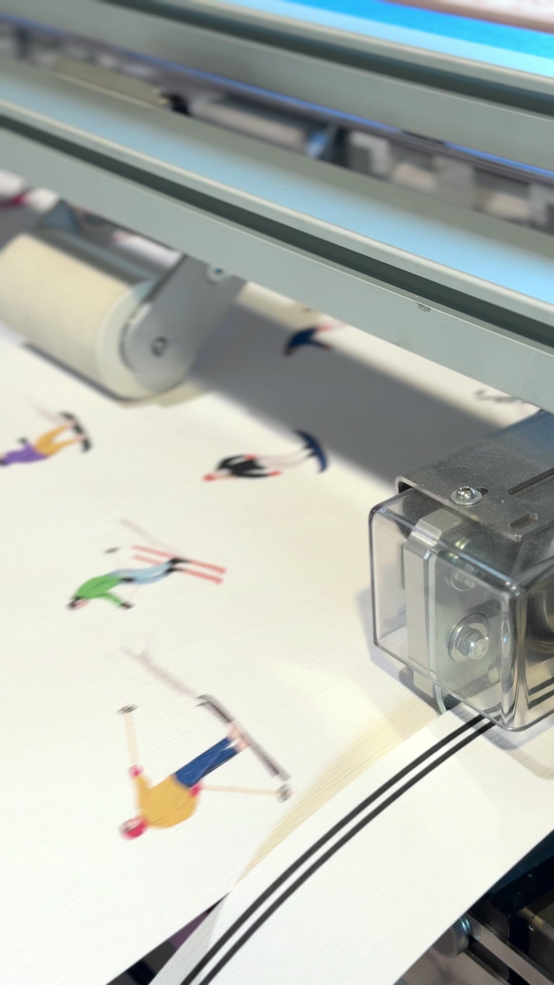 People on skis Retro White Wallpaper  - Peel & Stick Wallpaper - Removable Self Adhesive and Traditional wallpaper #3562